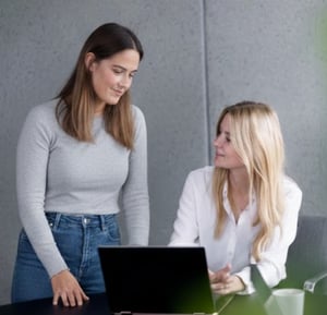 Charlotte og Eirin jobber sammen-1