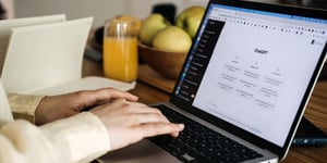 Bærbar PC som viser ChatGPT på skjermen
